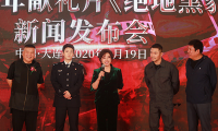 著名影星刘晓庆与天津代表窦双林亲切交谈并赠送亲笔签名图书