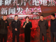著名影星刘晓庆与天津代表窦双林亲切交谈并赠送亲笔签名图书