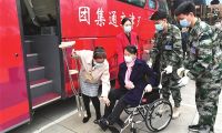 两会花絮：拄拐参会 一路收获爱和感动