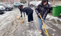 友谊路街道各社区积极清雪 确保居民出行安全