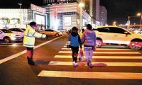 天津首次启用激光安全警示装置：斑马线亮红光 提示您让行人