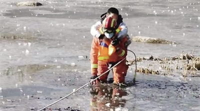 9歲男孩被困結冰湖內 天津消防快速處置護送回家