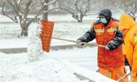 天津降雪持续 各部门积极清融雪保障市民出行