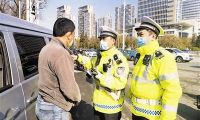 新规施行首日 交警执法宣传两不误