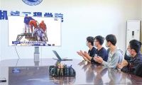 天津科技大学学生观看神舟十三号载人飞船返回地球直播