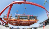 我国首个海洋油气装备“智能制造”项目东西组块封顶 613吨甲板片安全落放