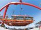 我国首个海洋油气装备“智能制造”项目东西组块封顶 613吨甲板片安全落放