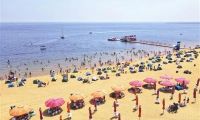市民东疆湾沙滩景区享受清凉