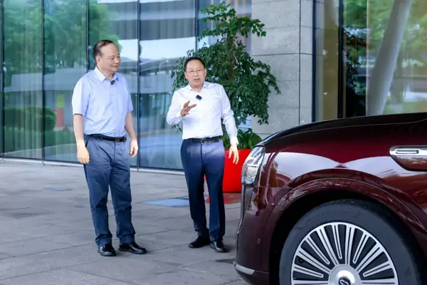 曾毓群 张兴海试驾问界M9