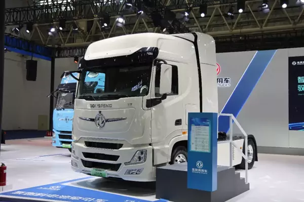 欧洲人抢着要的国产氢能半挂，续航超700km，欧洲版东风天龙GX氢燃料电池牵引车实拍