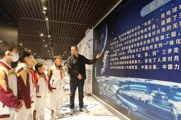 VR探月展在津首发 点燃青少年科技强国梦